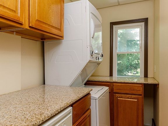 3rd image of 206 Union St
