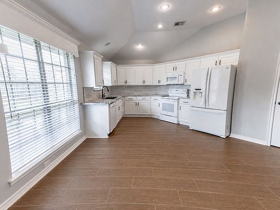 5th image of 412 NW 142nd Cir