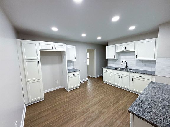 3rd image of 2479 Kitchner Dr