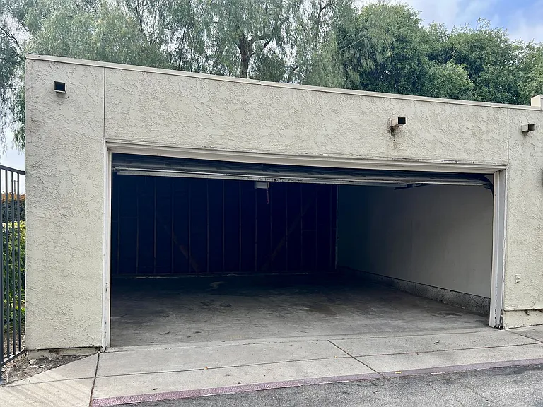 674 S Sycamore Ave — Photo 16