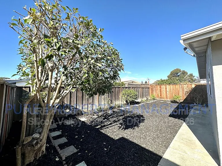 555 Bridge St — Photo 8