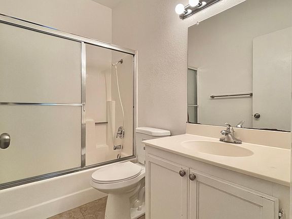 4th image of 39931 Cedar Blvd