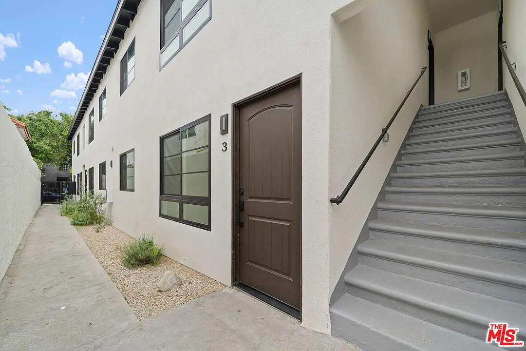 2 bed, 2.0 bath, 1000 sqft, $3,600 — Photo 2