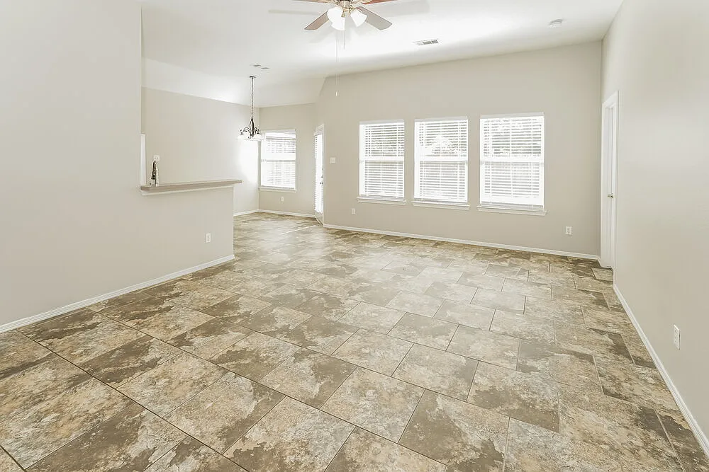 3 bed, 2.0 bath, 1379 sqft, $1,755 — Photo 3