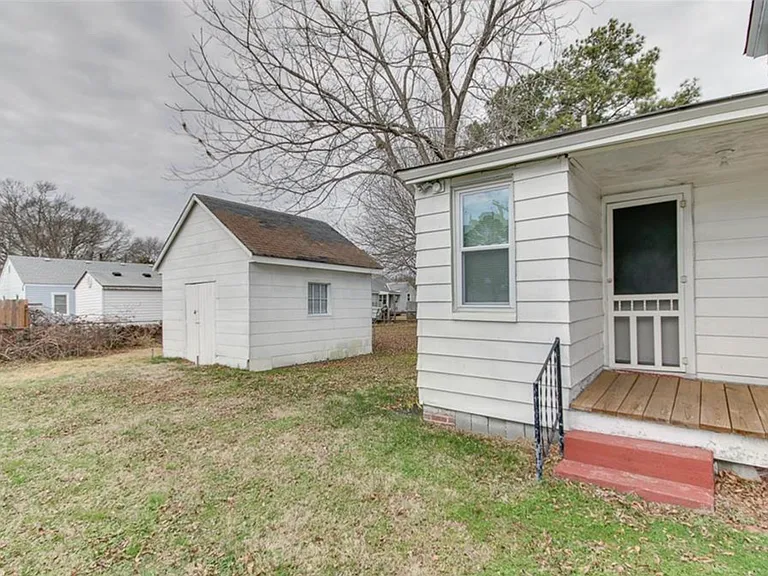 742 Potomac Ave — Photo 5