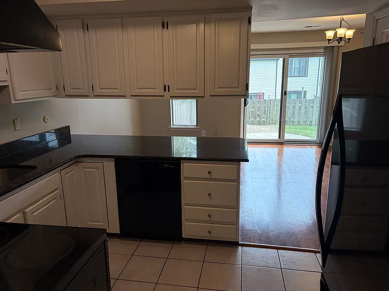 323 Milford Ct — Photo 11