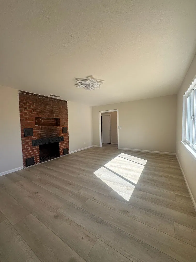 Charming 3-Bedroom Home with Spacious yard and Business Potential — Photo 4