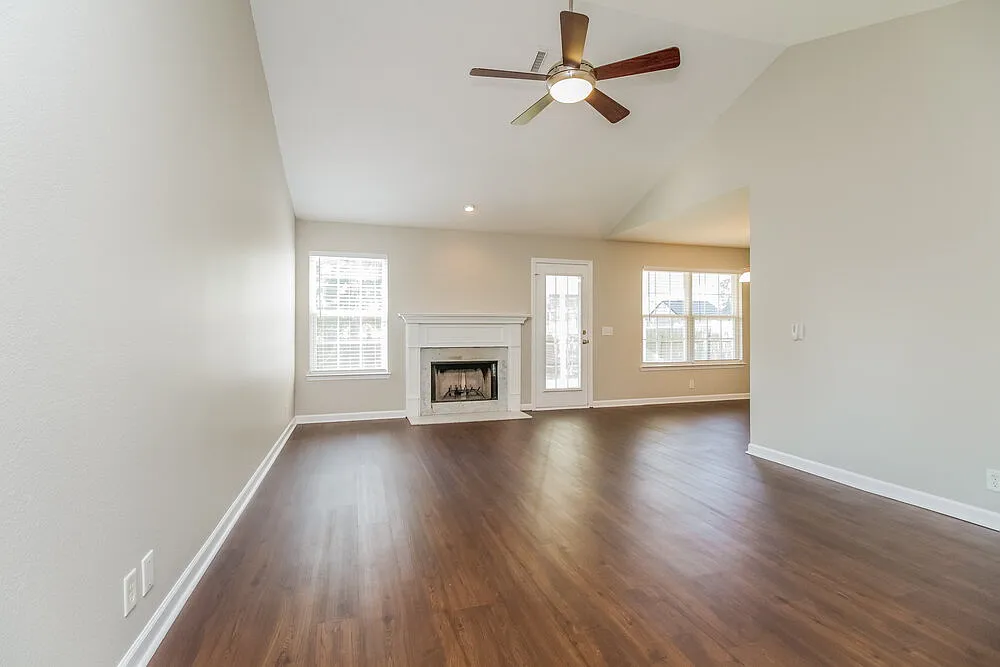 3 bed, 2.0 bath, 1357 sqft, $2,165 — Photo 4