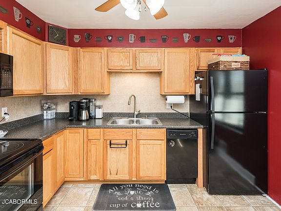 5th image of 2211 S Country Club Dr