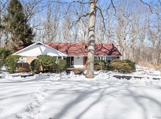 15 Springwood Path, Laurel Hollow, NY 11791