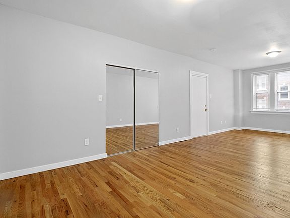 5th image of 3915-21 Hereford St #731