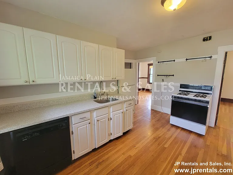108 Bourne St — Photo 1