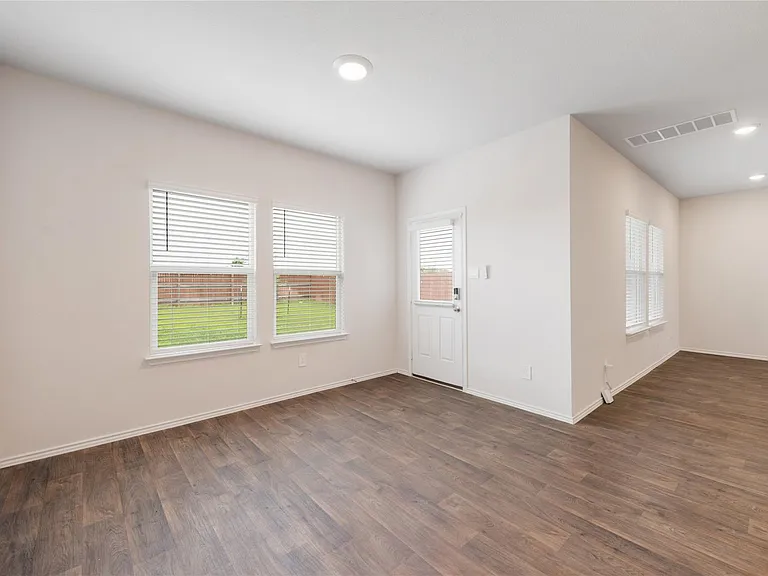 321 Sandringham Loop — Photo 3