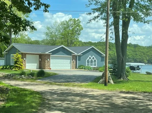 3389 Mary Ann Dr, Hillsdale, MI 49242