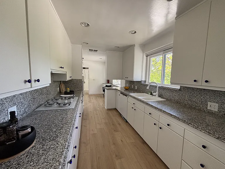 4736 Zelzah Ave — Photo 8