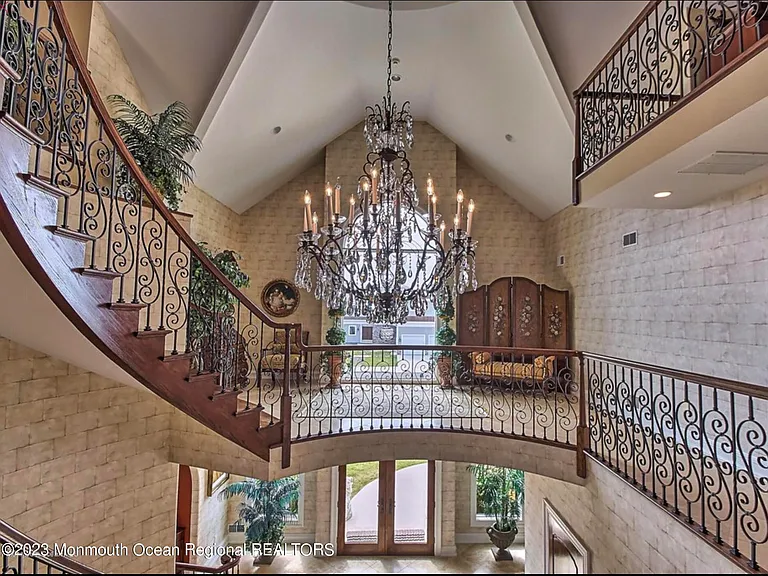220 Pointe Dr — Photo 25