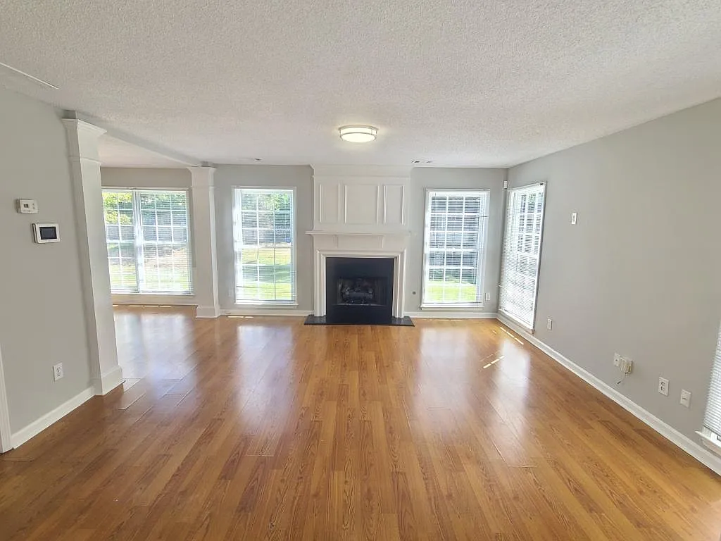 3240 Binghampton Ln — Photo 2
