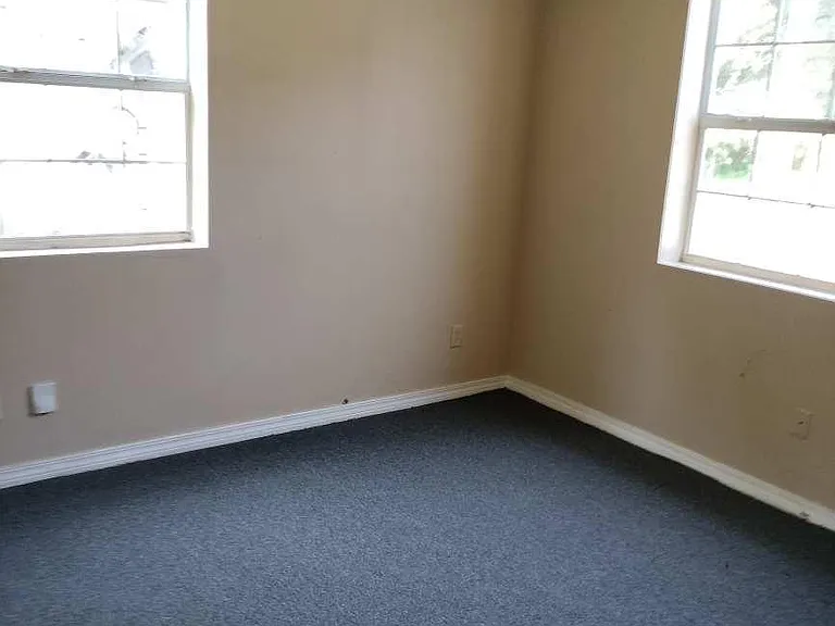 1610 W 9th St — Photo 2