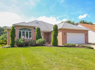 7560 Pleasant Run Dr, Seven Hills, OH 44131