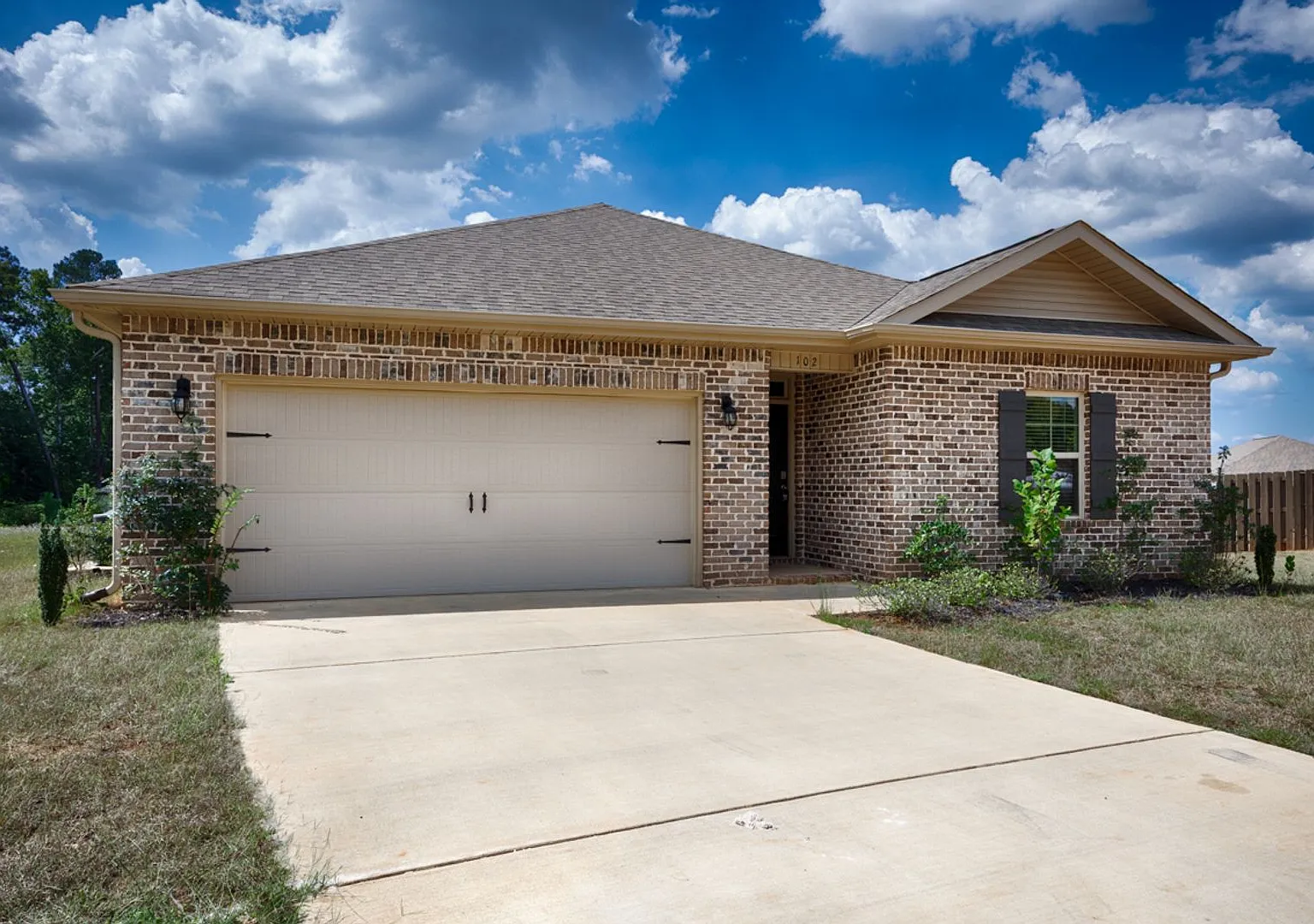 Charming 3-Bedroom Home with Spacious Backyard — Photo 3