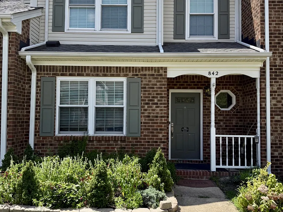 842 S Lake Cir #1