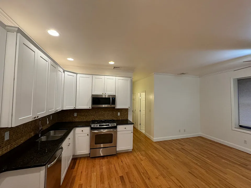 1733 E 4th St #3-B
