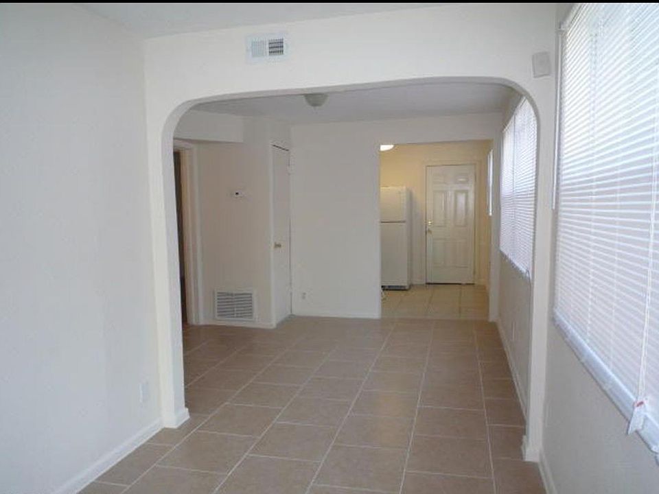 2nd image of 1020 W 17th St