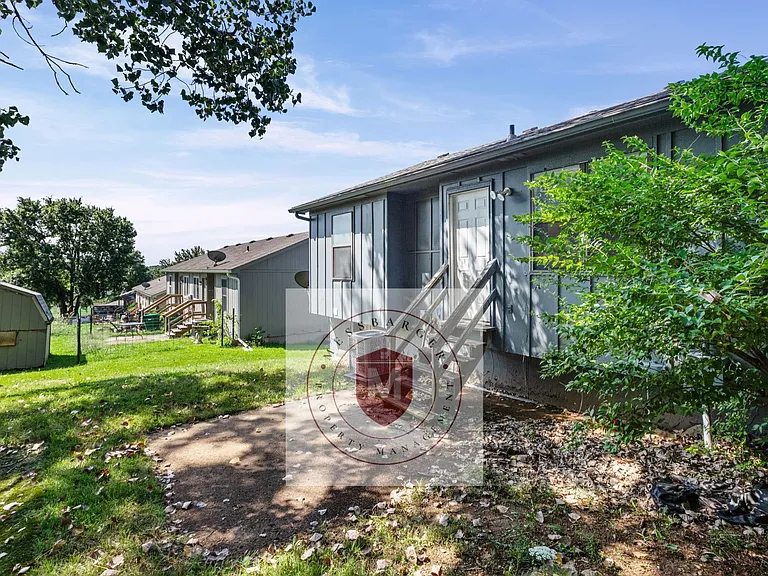425 Castle Dr — Photo 21