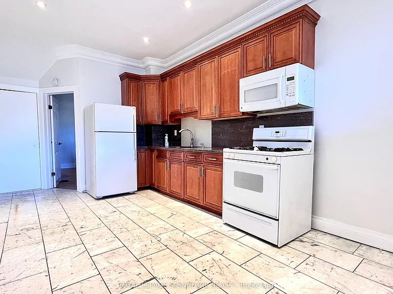 1149 Dufferin St #UPPER — Photo 4