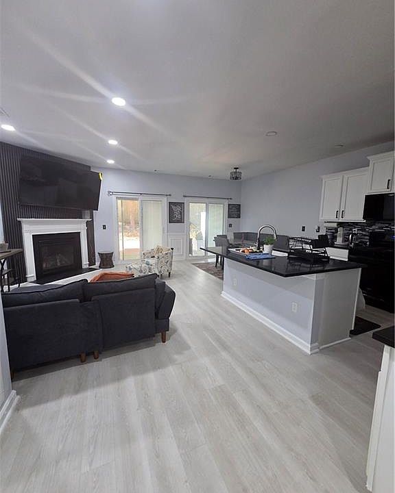 1st image of 4106 Dahlgreen Way