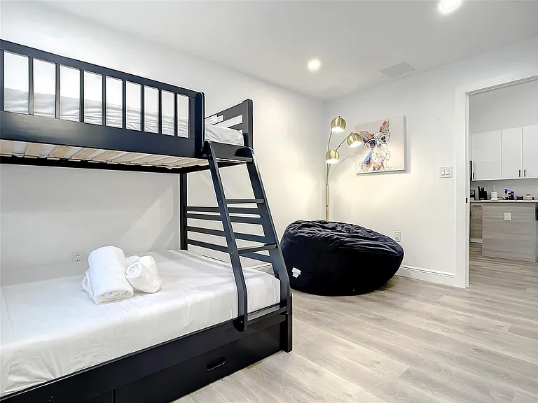 2100 NE 45th St #1 — Photo 14