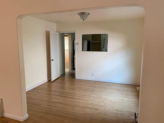 Full size dining room, perfect for office space