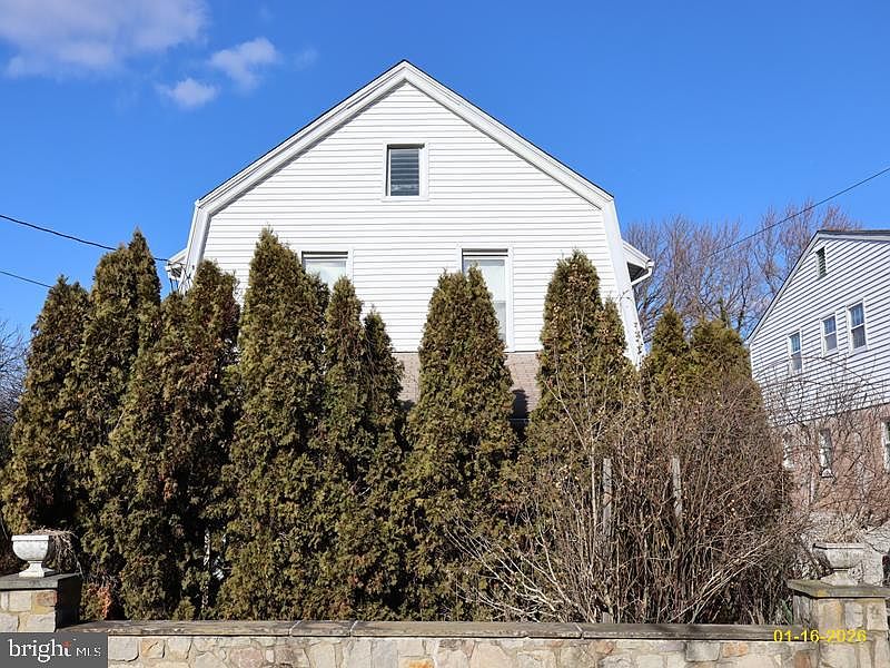 1st image of 724 Loraine St
