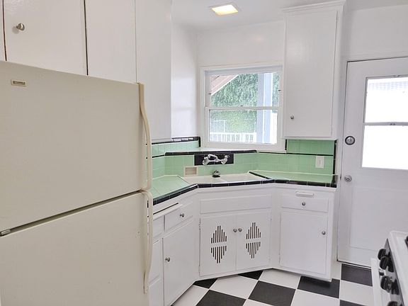 5th image of 1111 N Doheny Dr APT B