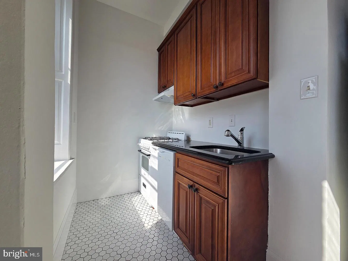1 bed, 1.0 bath, 4080 sqft, $1,600 — Photo 4