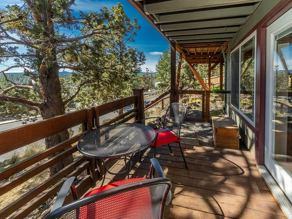 2010 NW Cascade View Dr