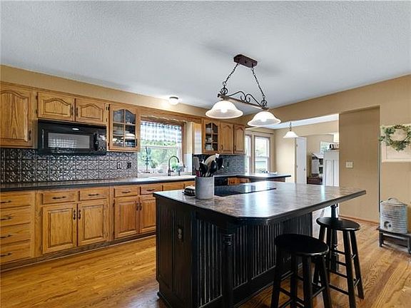 4th image of 15 Timber Creek Dr