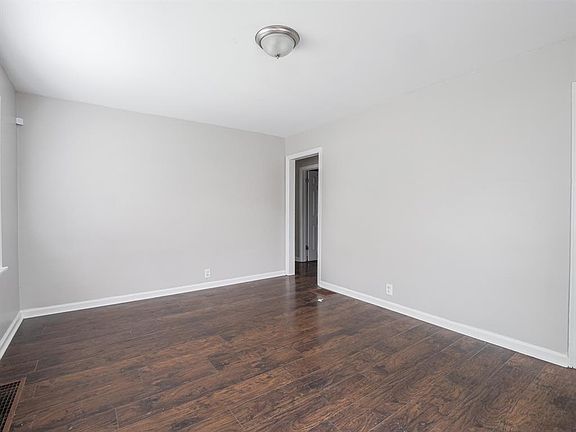 5th image of 1102 Blaine Ave