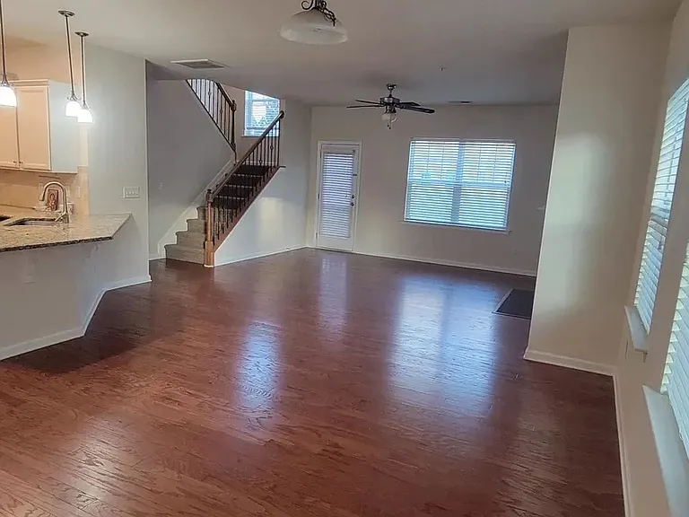 107 Dellbrook Streetunit E — Photo 8