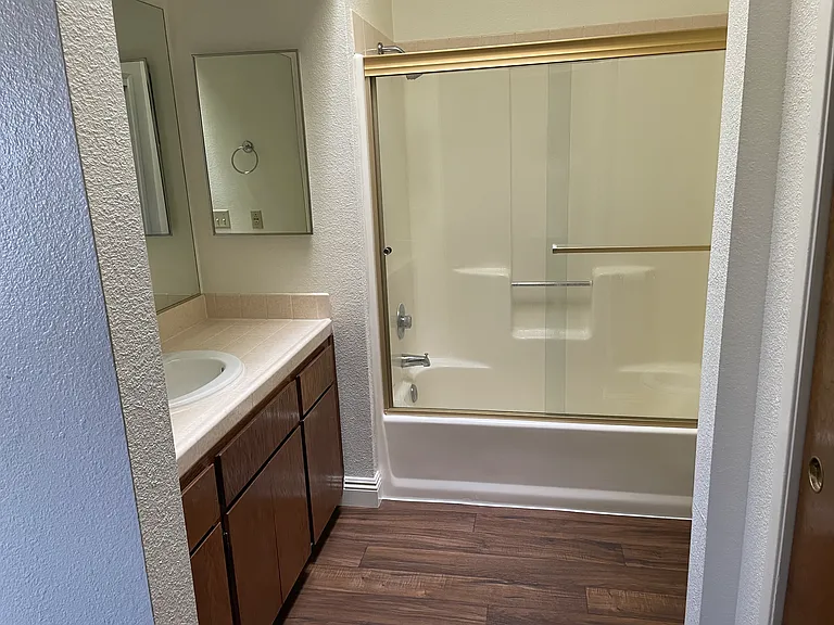 2425 N 11th Ave — Photo 12