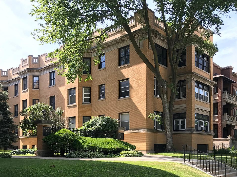 Exterior of Vintage Hyde Park Courtway condominium building. Unit on third floor with primary views to the East and South. Well maintained building with a great community atmosphere.