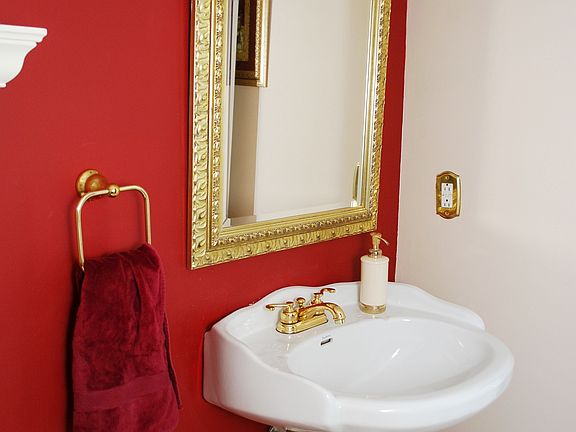 Convenient LL powder room