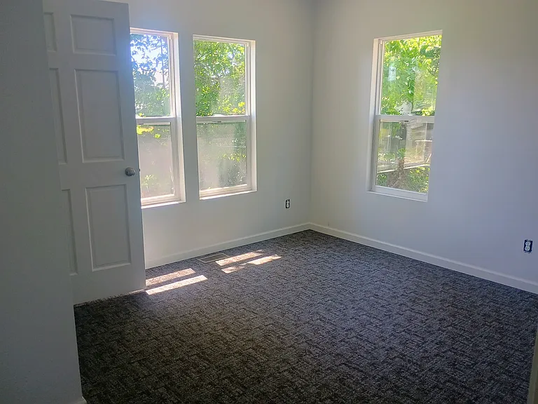 2130 E Jackson St — Photo 4