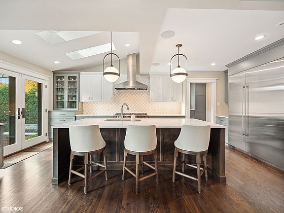 4th image of 819 Ashland Ave