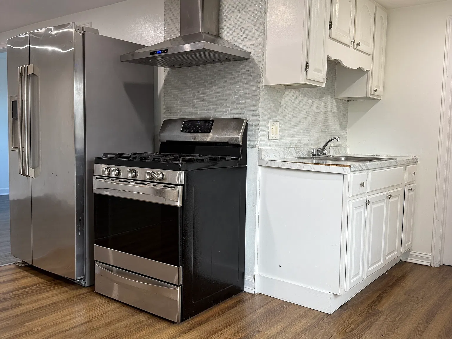 2 bed, 1.0 bath, 3972 sqft, $1,700 — Photo 2