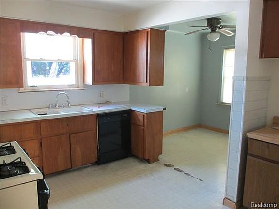 4th image of 677 Detroit Ave