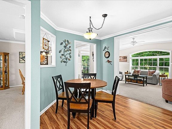 5th image of 77 Arbutus Dr