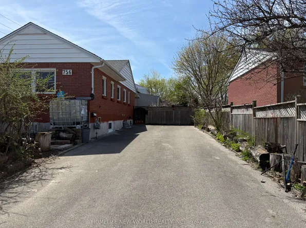 756 Cheapside St, London, ON N5Y 3Y7