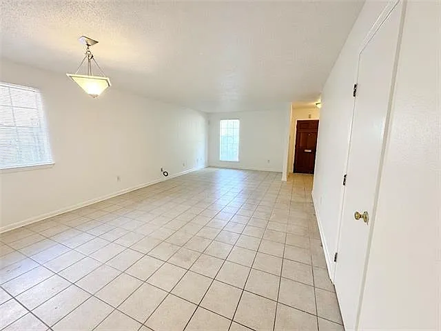 3 bed, 2.5 bath, 2000 sqft, $1,800 — Photo 3
