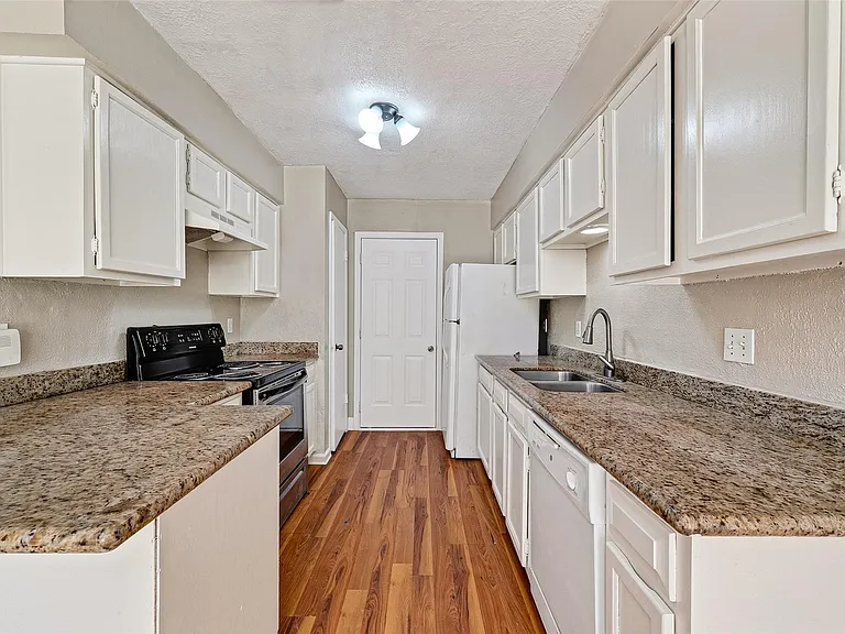 13847 Cherry Hollow Ln — Photo 19